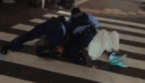 日本警察当街逮捕黑人嫌犯